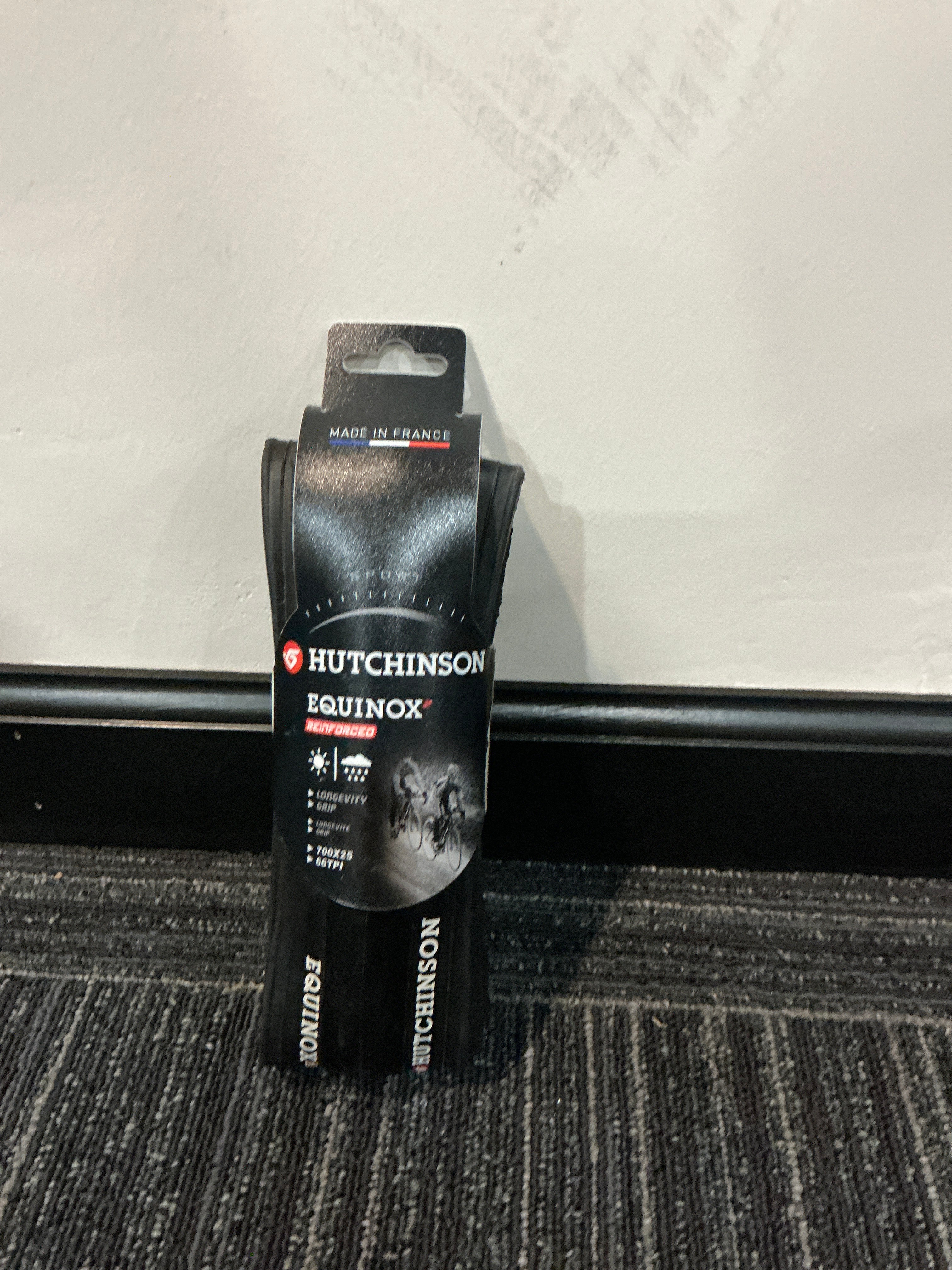 HUTCHINSON EQUINOX TIRE - 700x25 66TPI