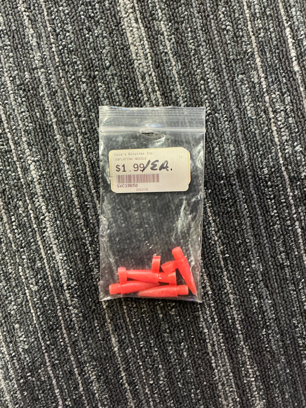 RED PLASTIC INFLATING NEEDLES AND METAL BALL INFLATING NEEDLES