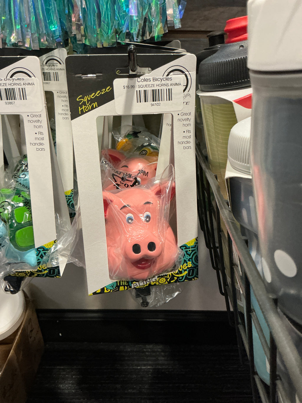 SQUEEZE HORNS ANIMALS