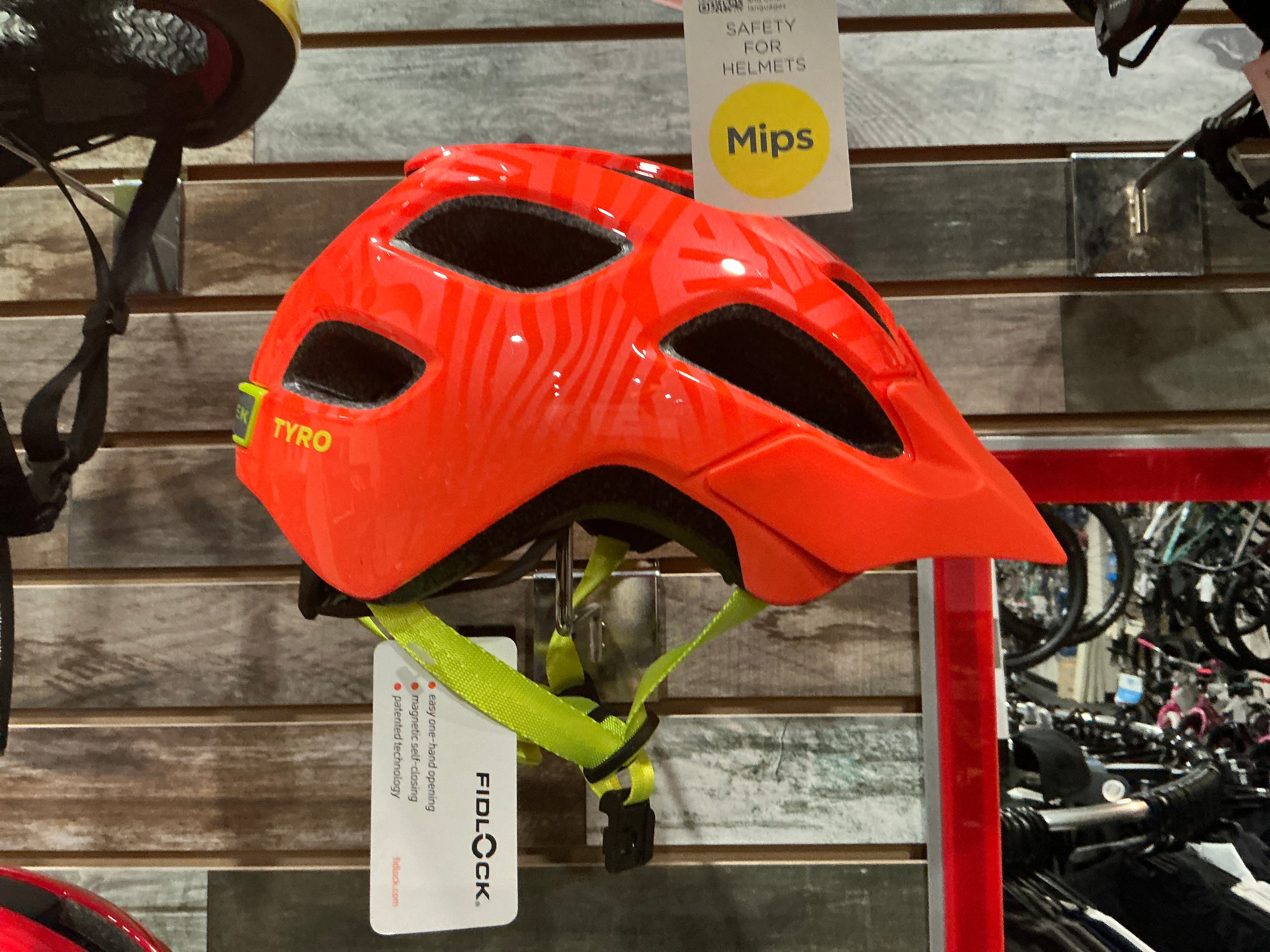 TYRO YOUTH HELMET TREK