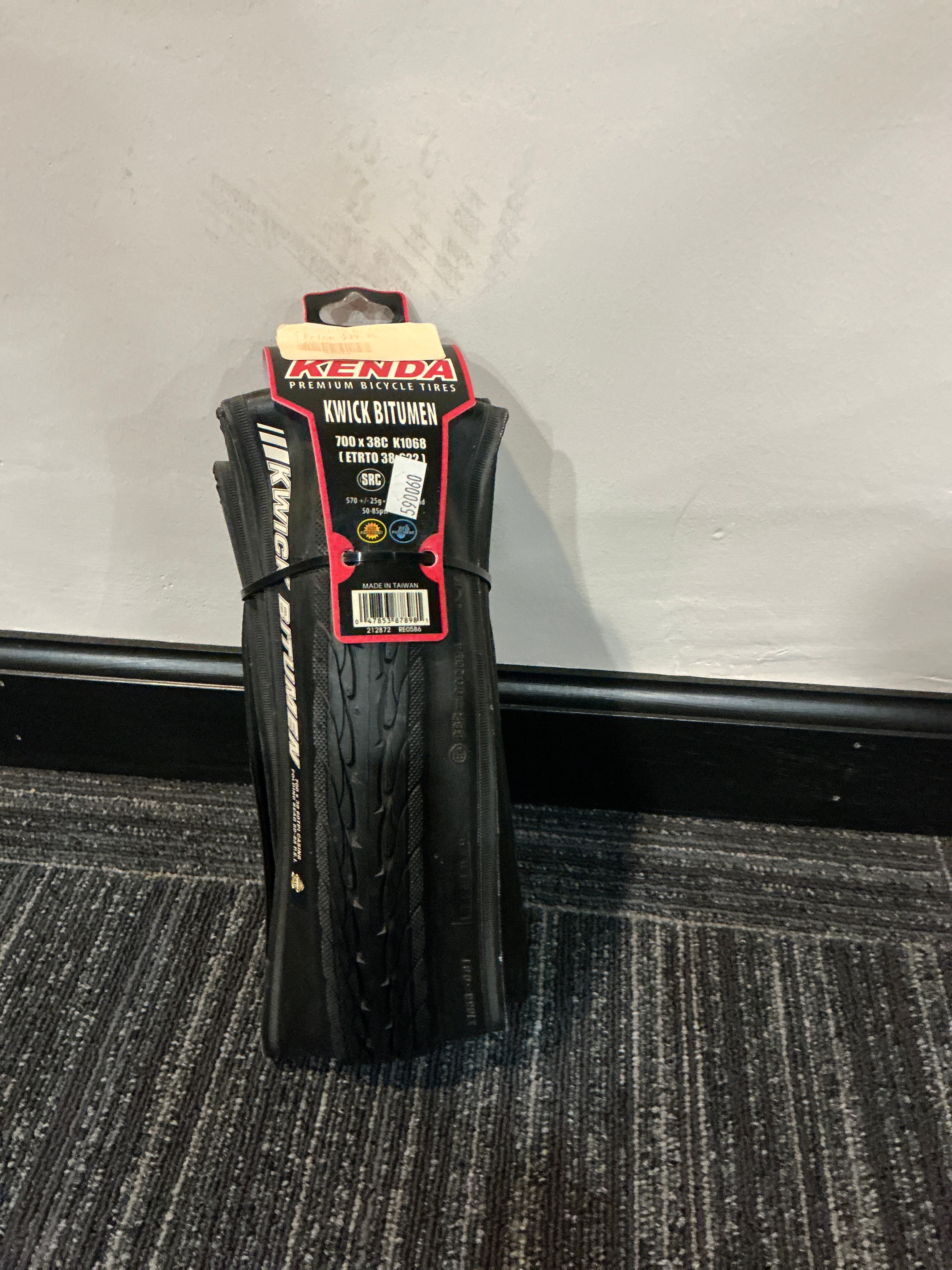 Kenda kwick bitumen tire